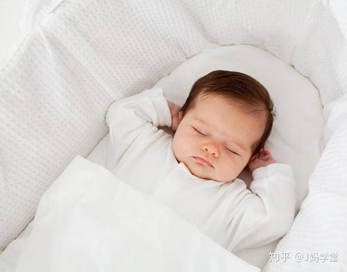 婴儿头型什么时候定型如何在头型固定前帮宝宝睡出完美头型