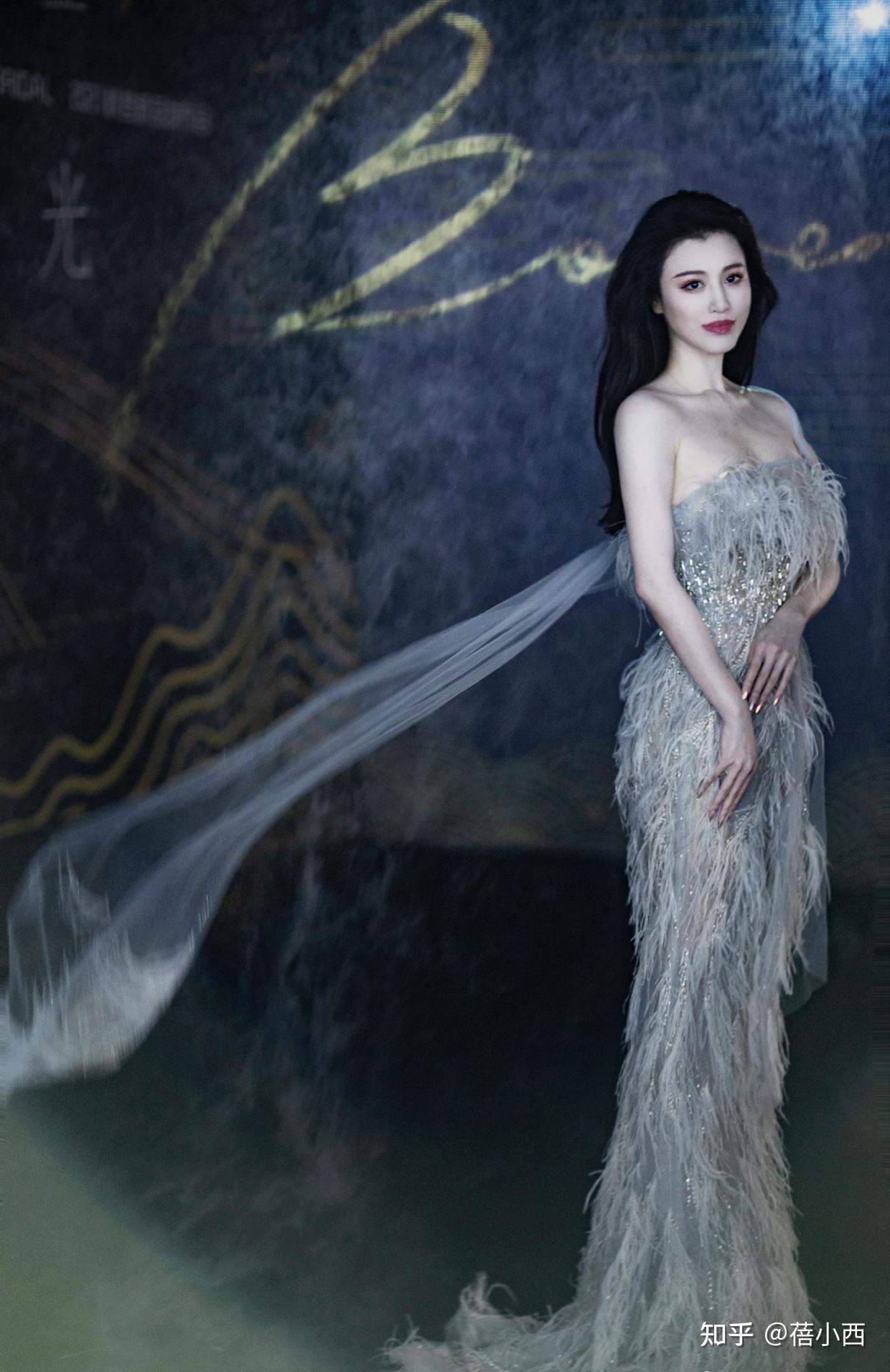 刘翔前妻葛天越来越美穿豆沙粉蛋糕裙亮相活动长卷发优雅洋气