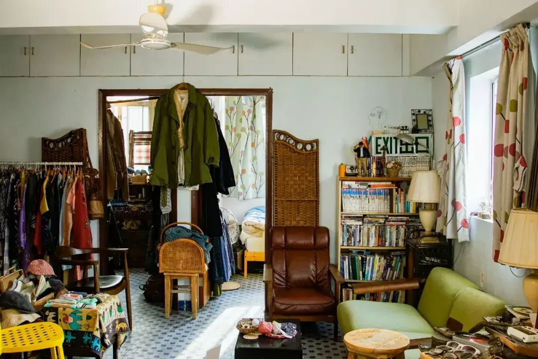 香港年轻人一辈子买不起房把破出租屋改成复古小窝