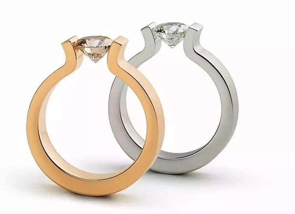 卡镶,是利用金属的张力固定宝石的腰部或者腰部与底尖部的一种镶嵌