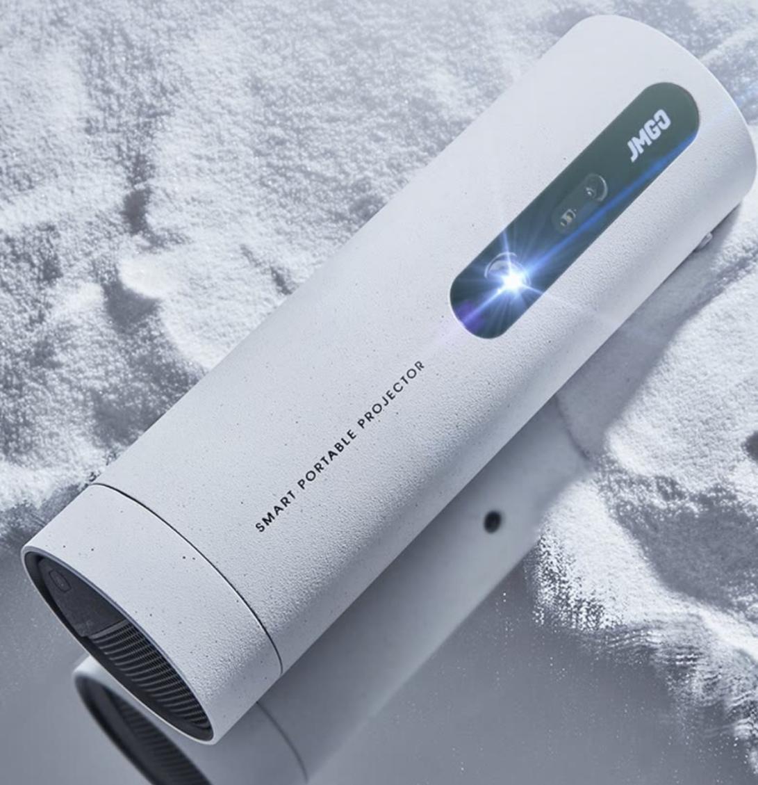 坚果这款投影仪的外观设计很像水杯,体积小巧,方便携带,而且镜头是