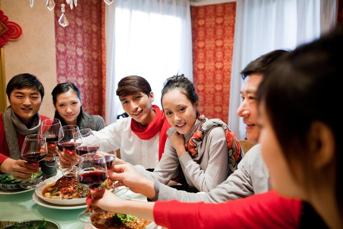 饭局上用右手给领导敬酒，他说“你上香呢”，高情商懂3个潜规则 - 知乎