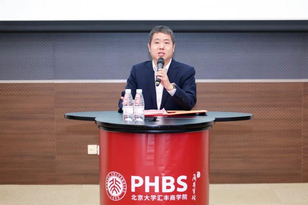 北京大学汇丰商学院王鹏飞院长在总结致辞中,深刻阐释了项目"双向奔赴