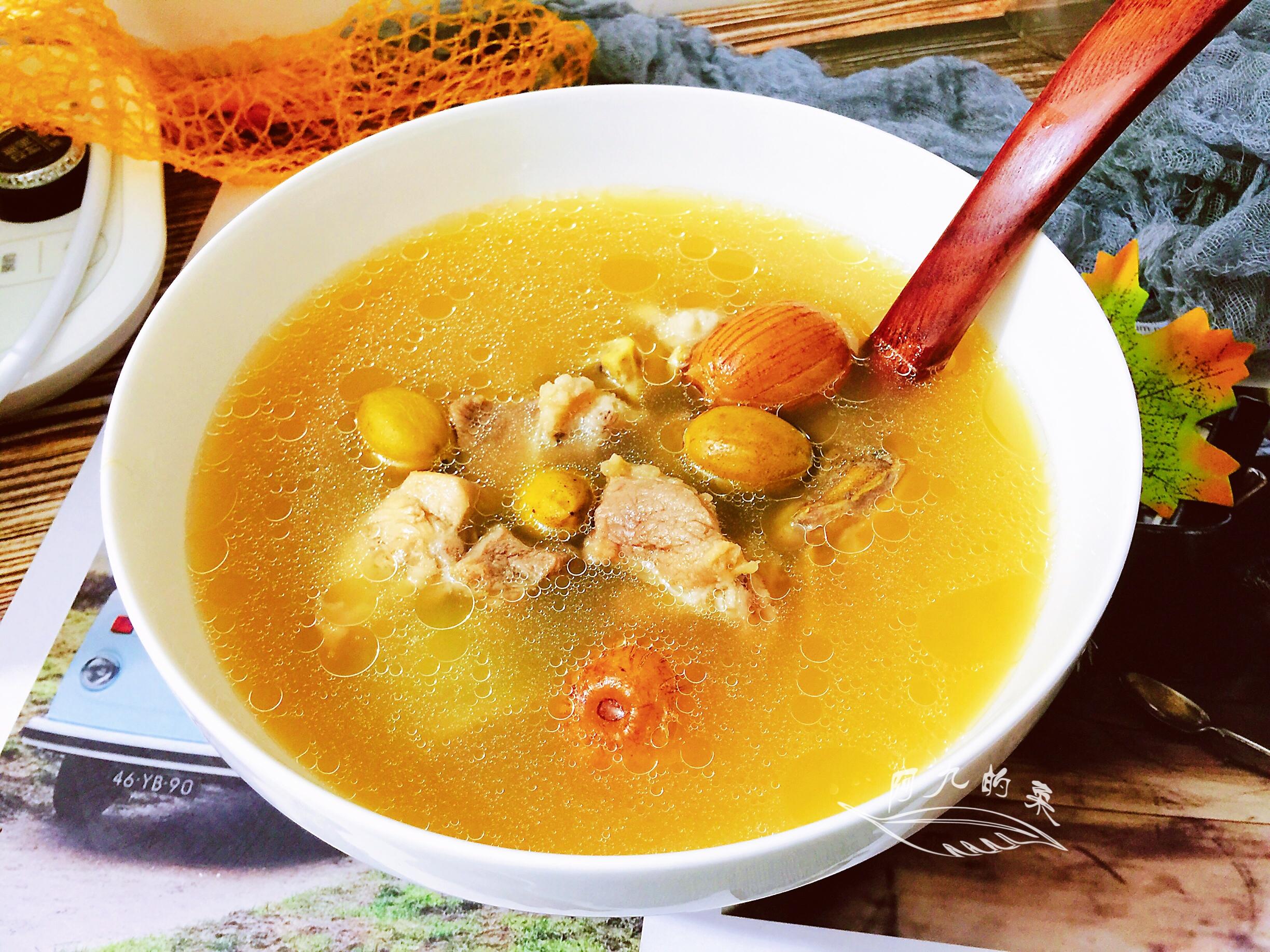 在我们家,用橄榄煲汤最常见的做法是加猪肺,猪骨或雪梨一起做,每一种