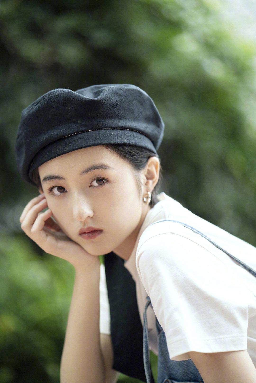 国民妹妹张子枫大一新生合影曝光实诚孩子全素颜