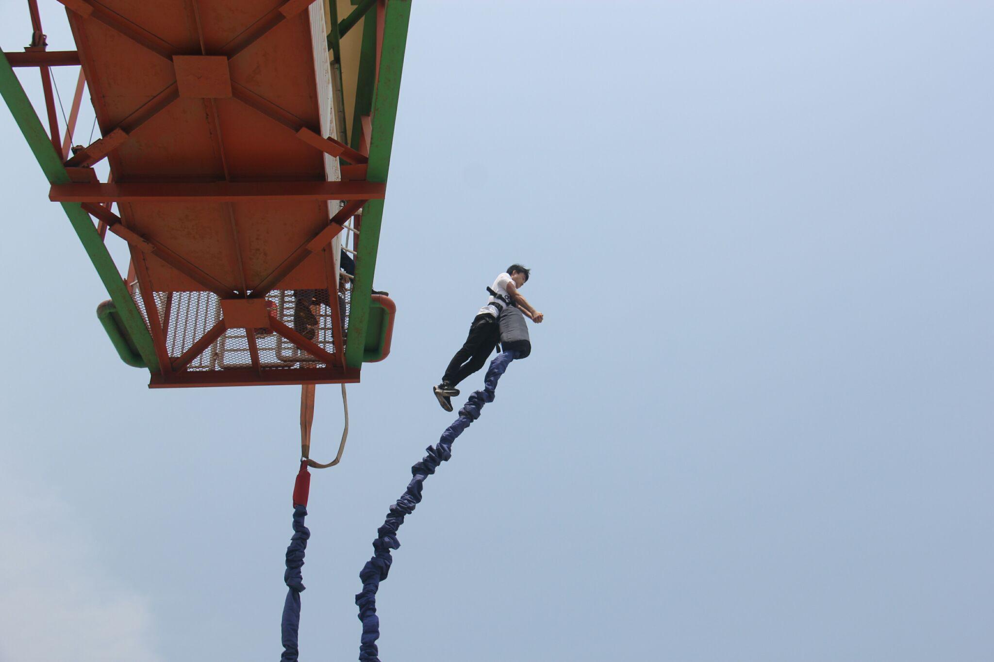 蹦极的感觉是不是就像弹射塔或者过山车下降的