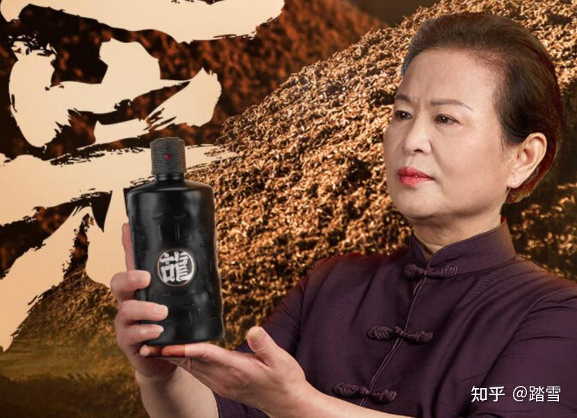 大师级江湖道酱香白酒邀请了国家首席品酒师,酱香工匠传承人彭茵监制