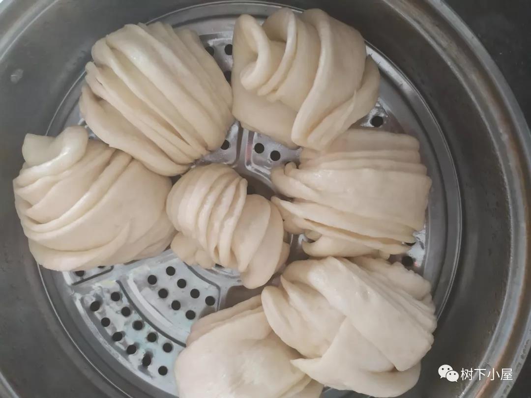 老叔得知去年的那个年轻小伙子来,就和面做馍馍花卷.