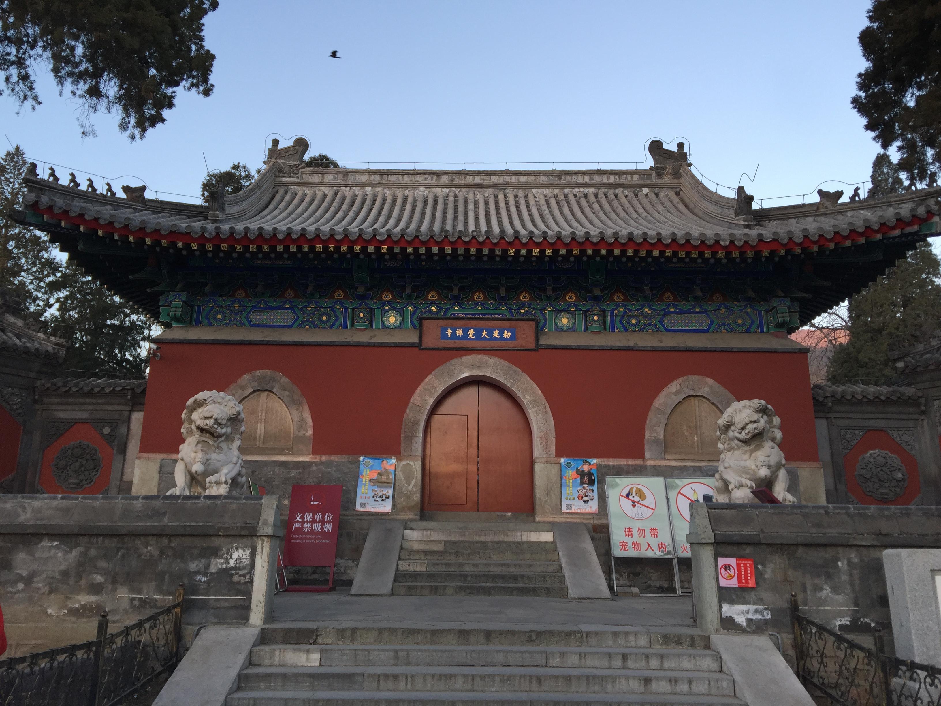 清晨,静谧的敕建大觉禅寺.