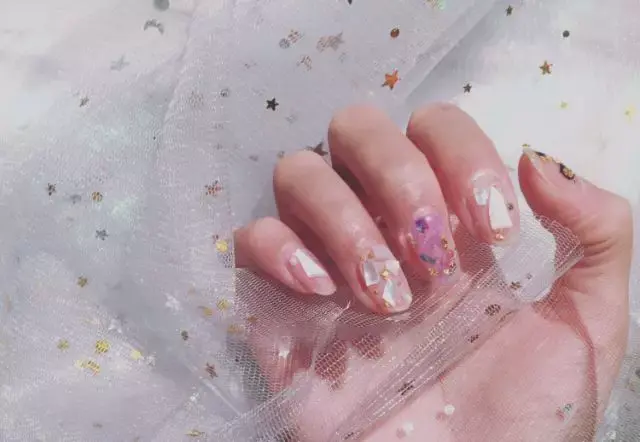 这里可能是最全的新年美甲集合了-新年美甲图片2021简单大方红色衣服