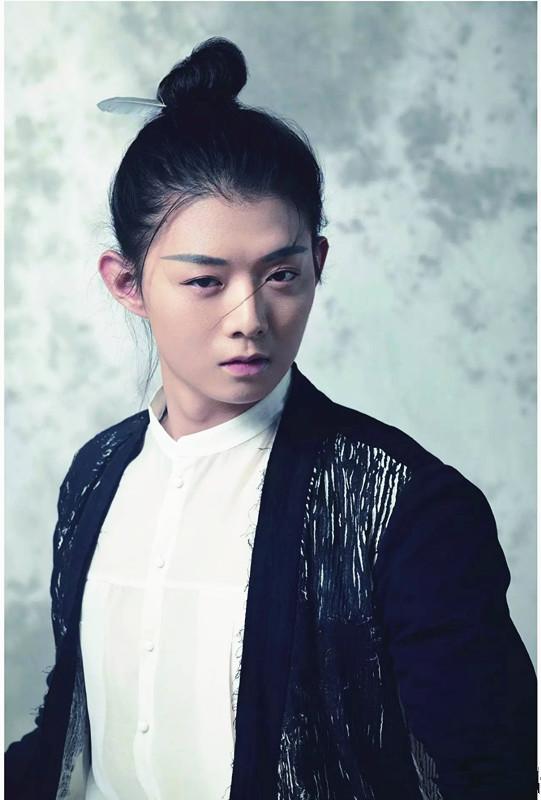 霍尊恋情后首次露面穿复古风演绎民族特色全程无表情