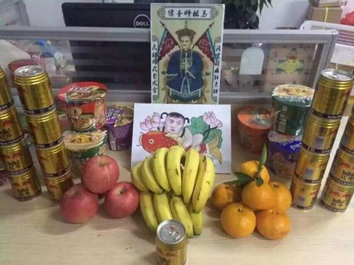 双11祖师爷这待遇那叫一个杠杠的,什么香蕉,香烟,雪茄,红牛,瓜子等,别