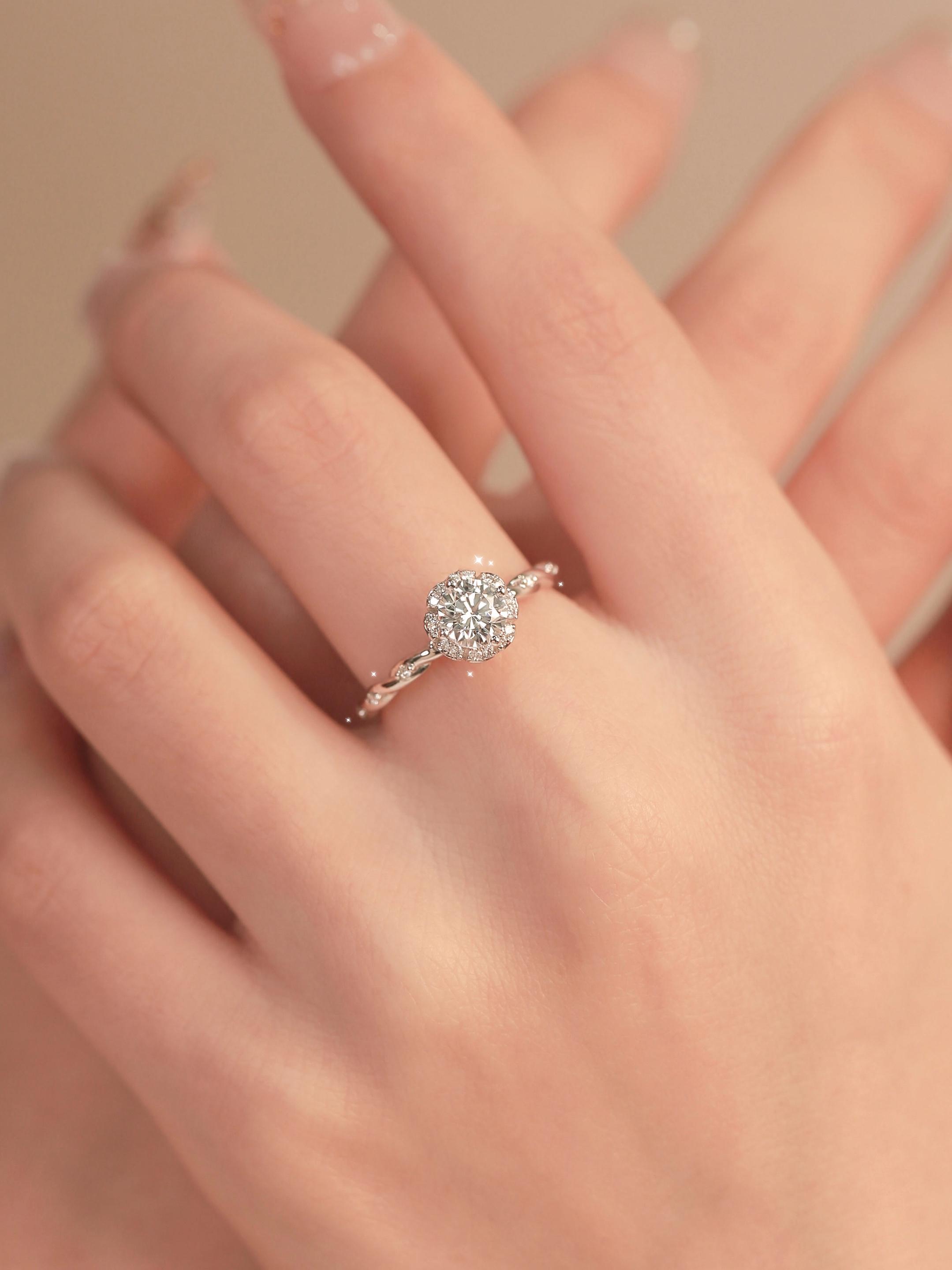 这是一款以满天星为设计灵感的钻戒,椭圆主钻明亮夺目,六颗橄榄尖形副