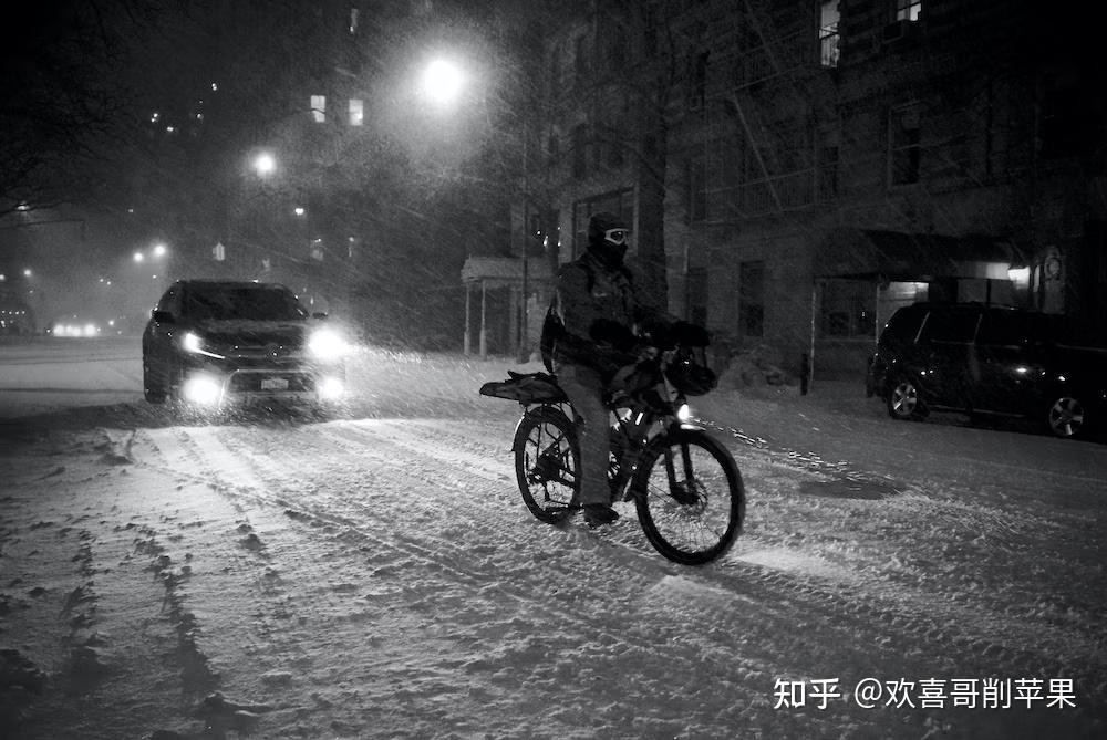 晚上骑自行车时,很难看到光滑的树叶,漏油或坑洼之类的东西,熟练的
