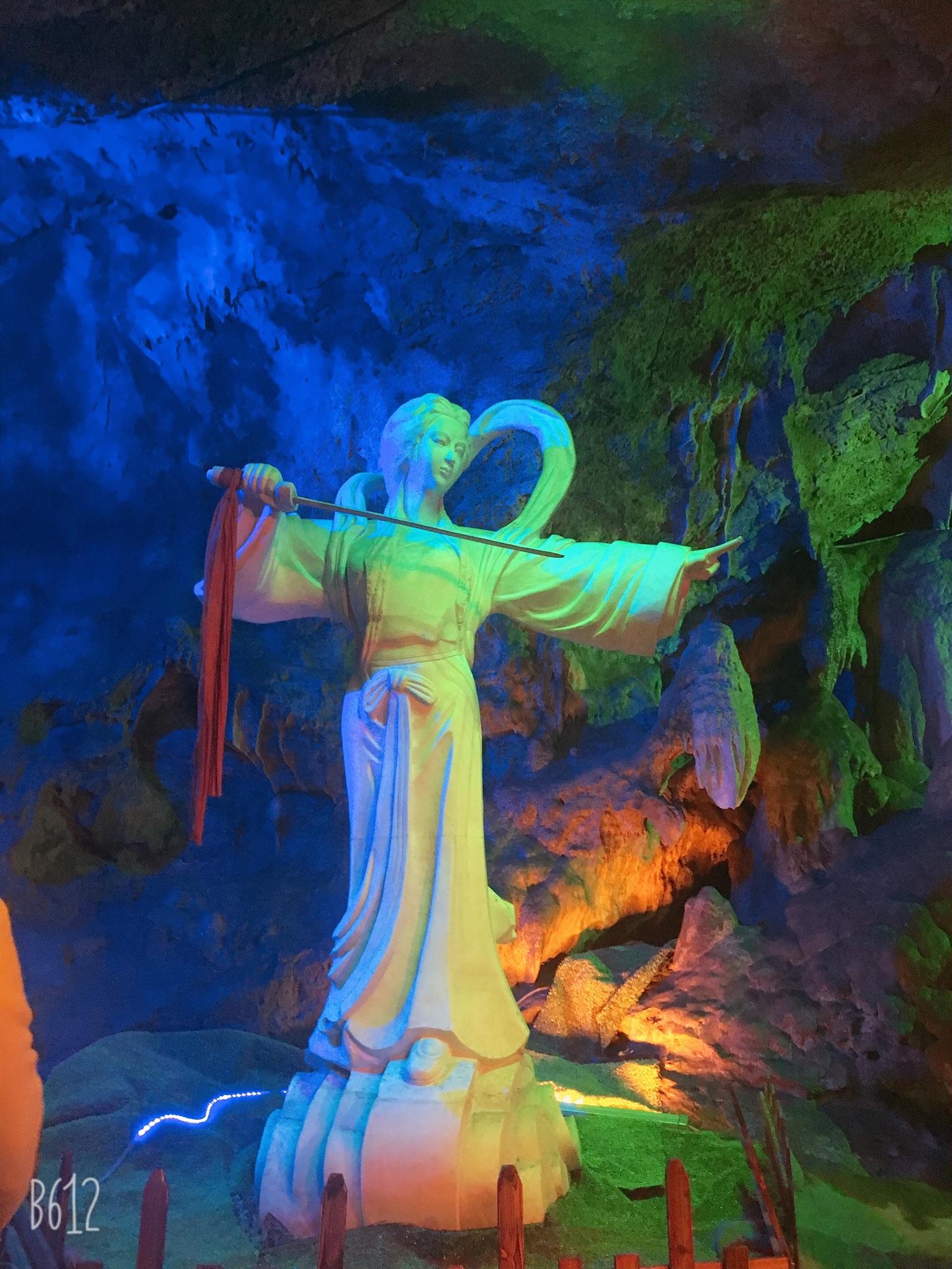 终于进入天龙洞了,洞里十分阴凉.