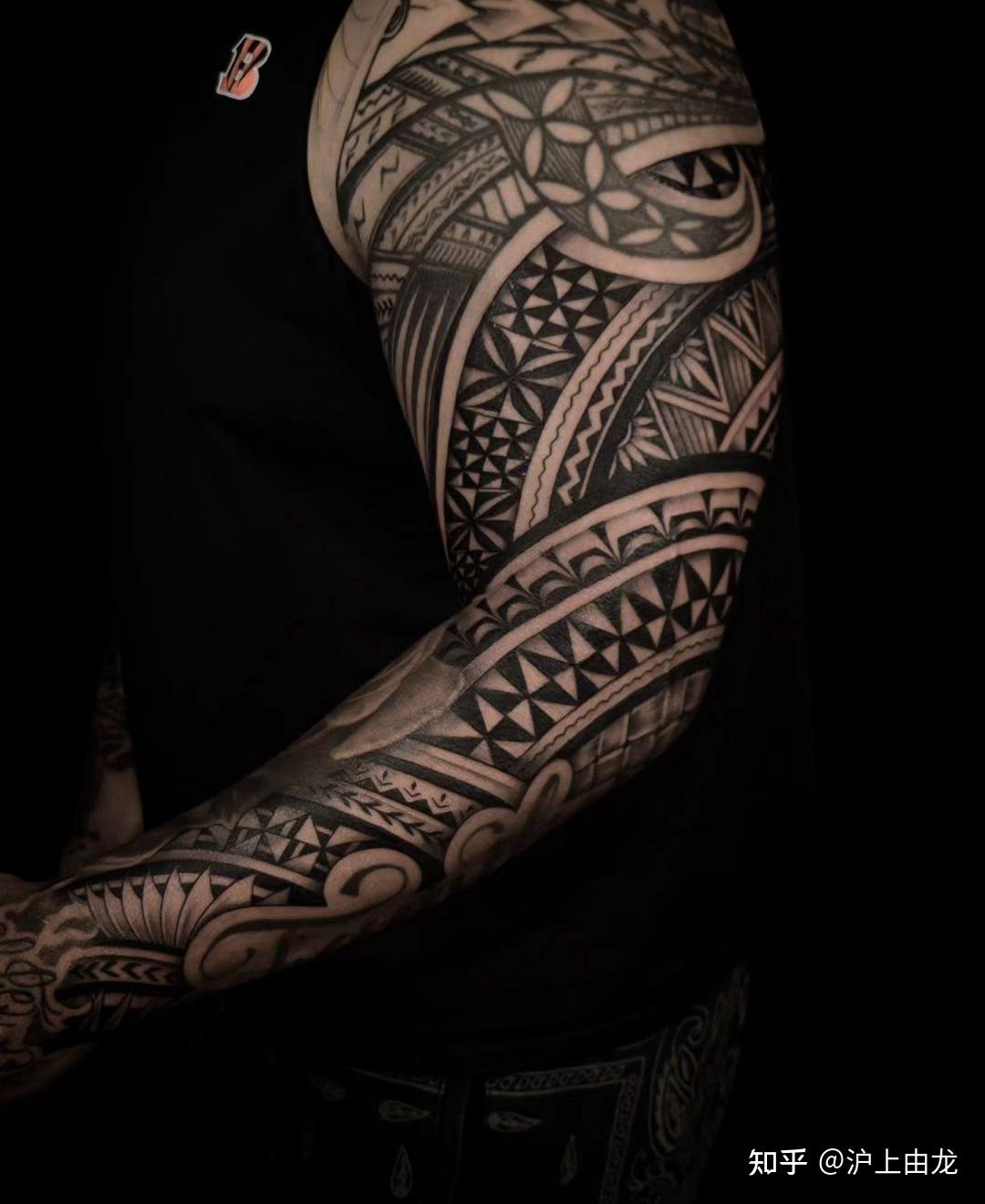 花臂图腾纹身 彰显男生雄风