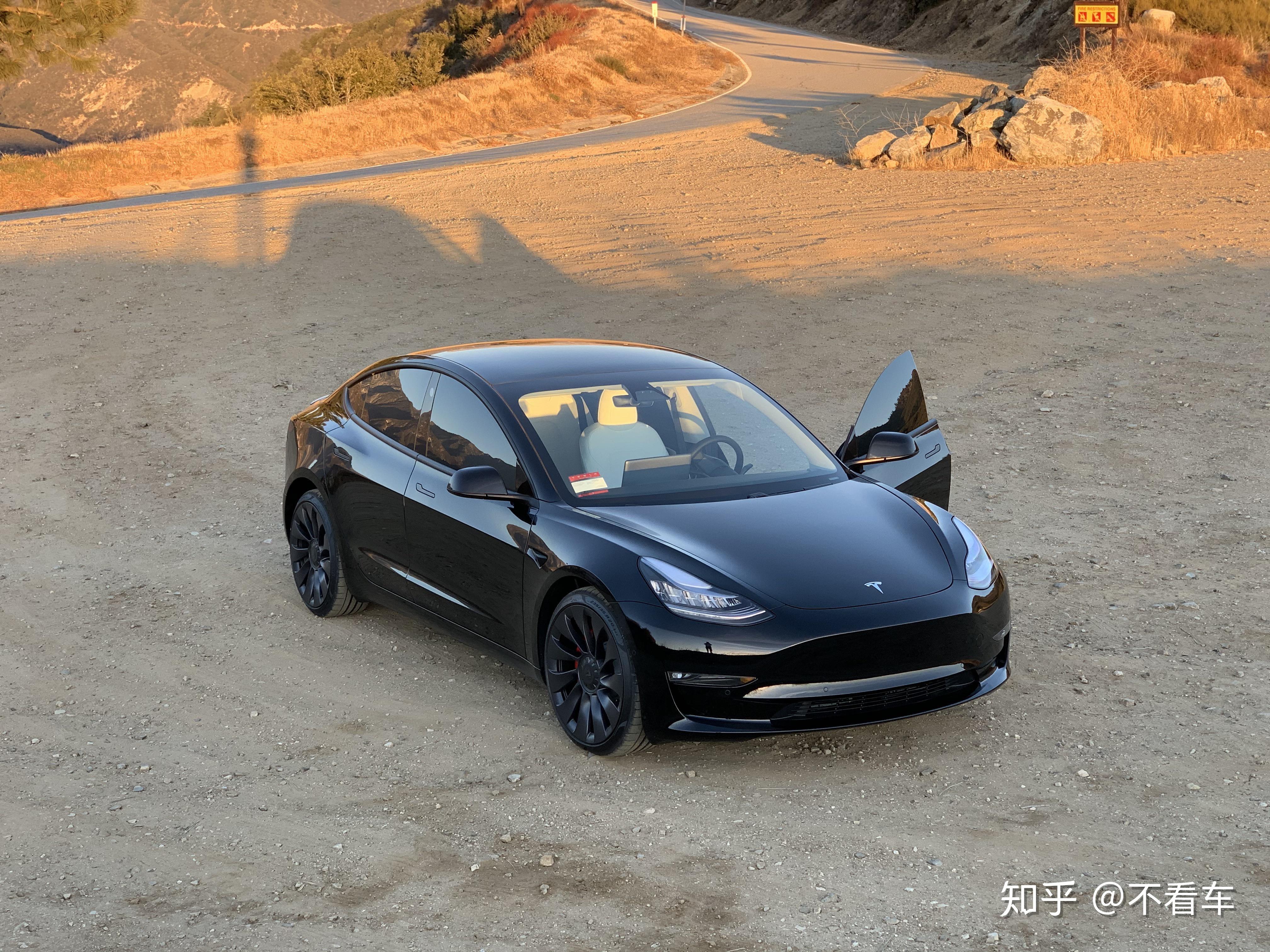 特斯拉仍在以前所未有的速度跑步前进,不,应该说是坐着spacex的火箭向