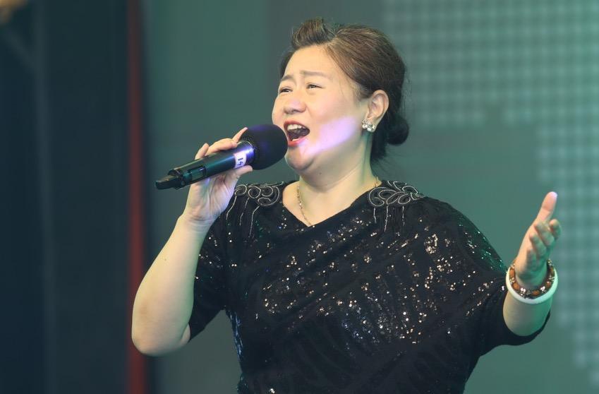 《黄金100秒》金牌得主青年歌手王妍演唱了《呼伦贝尔大草原》,《打起