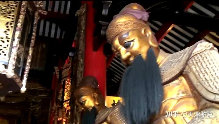 与台北故宫藏明景泰皇帝画像十分相似,体现中国古代"君权神授"的传统