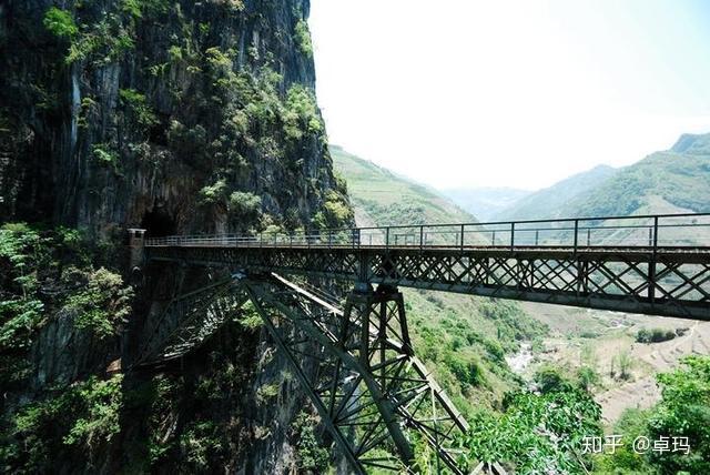 屏邊縣,有一座橫跨於懸崖峭壁間的鐵路橋——五家寨鐵路橋,因形似