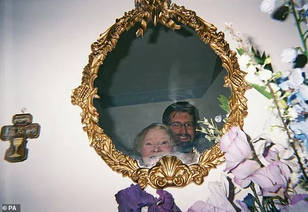 为了篡夺孤独老人遗产,他假装恋爱,装神弄鬼,操纵心理谋杀,冷血到极点