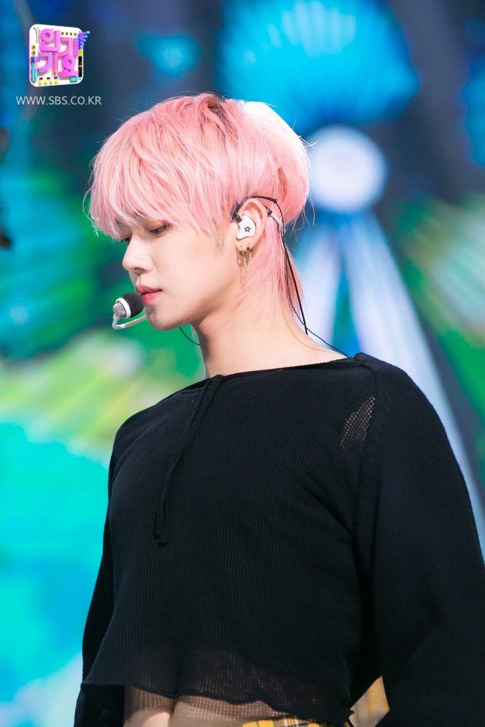 有没有txt男团崔然竣崔连准很好看的图粉色头发的为主