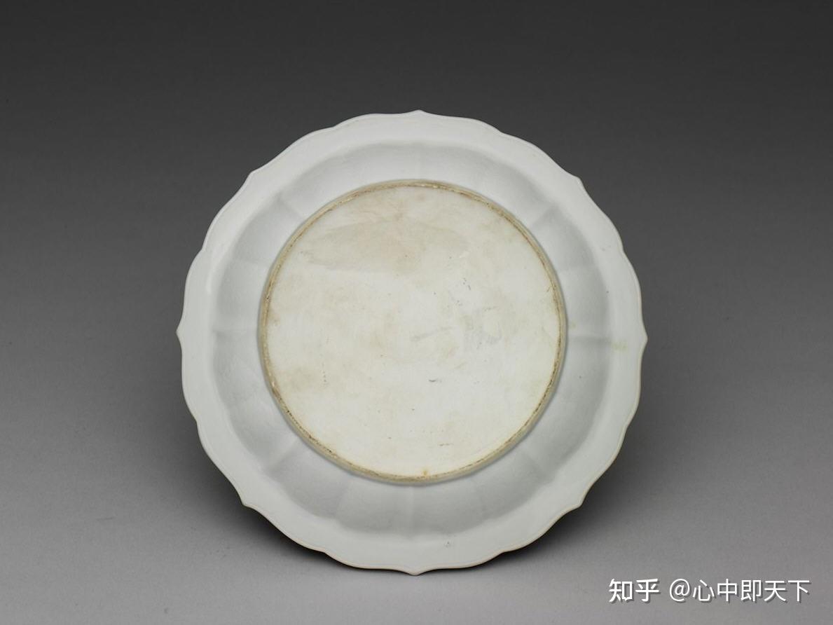 明永乐景德镇御窑甜白釉花卉纹葵口盘