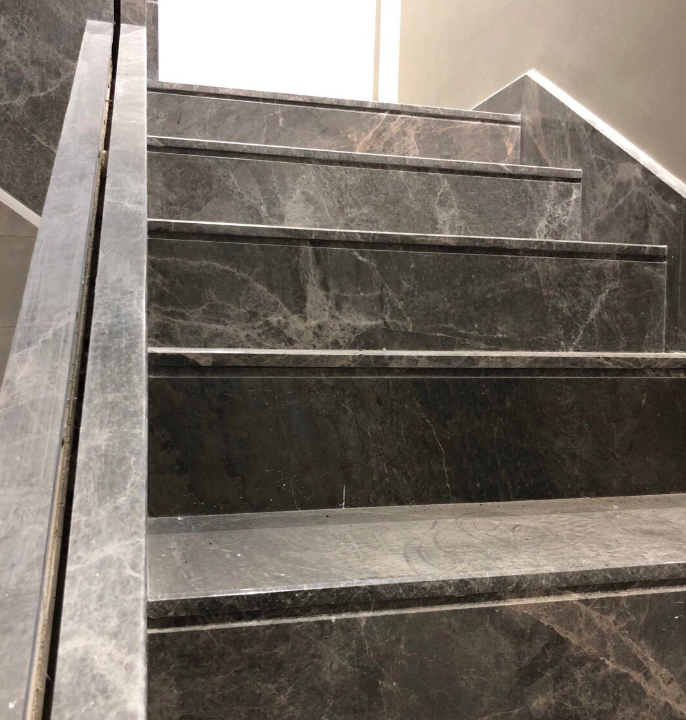 踩面单层板做单边,踢面上拉宽槽.