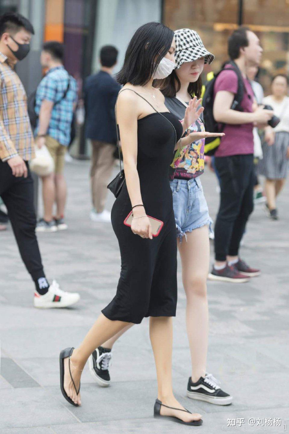 一字肩连衣裙后开叉街拍尽显优雅轻熟风