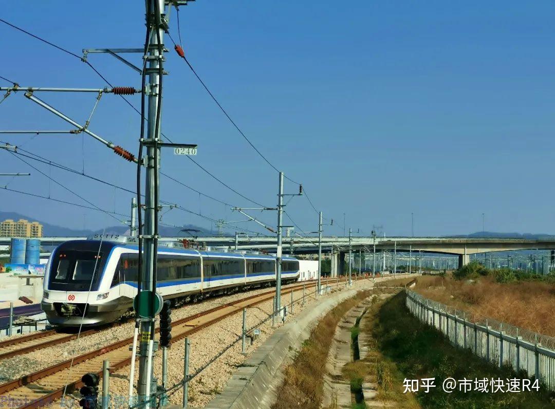 動車南站站廳層,往雙甌大道方向站臺出站需要經過西側站廳,兩側站臺