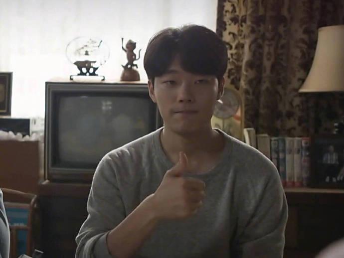 来自请回答1988的大拇指