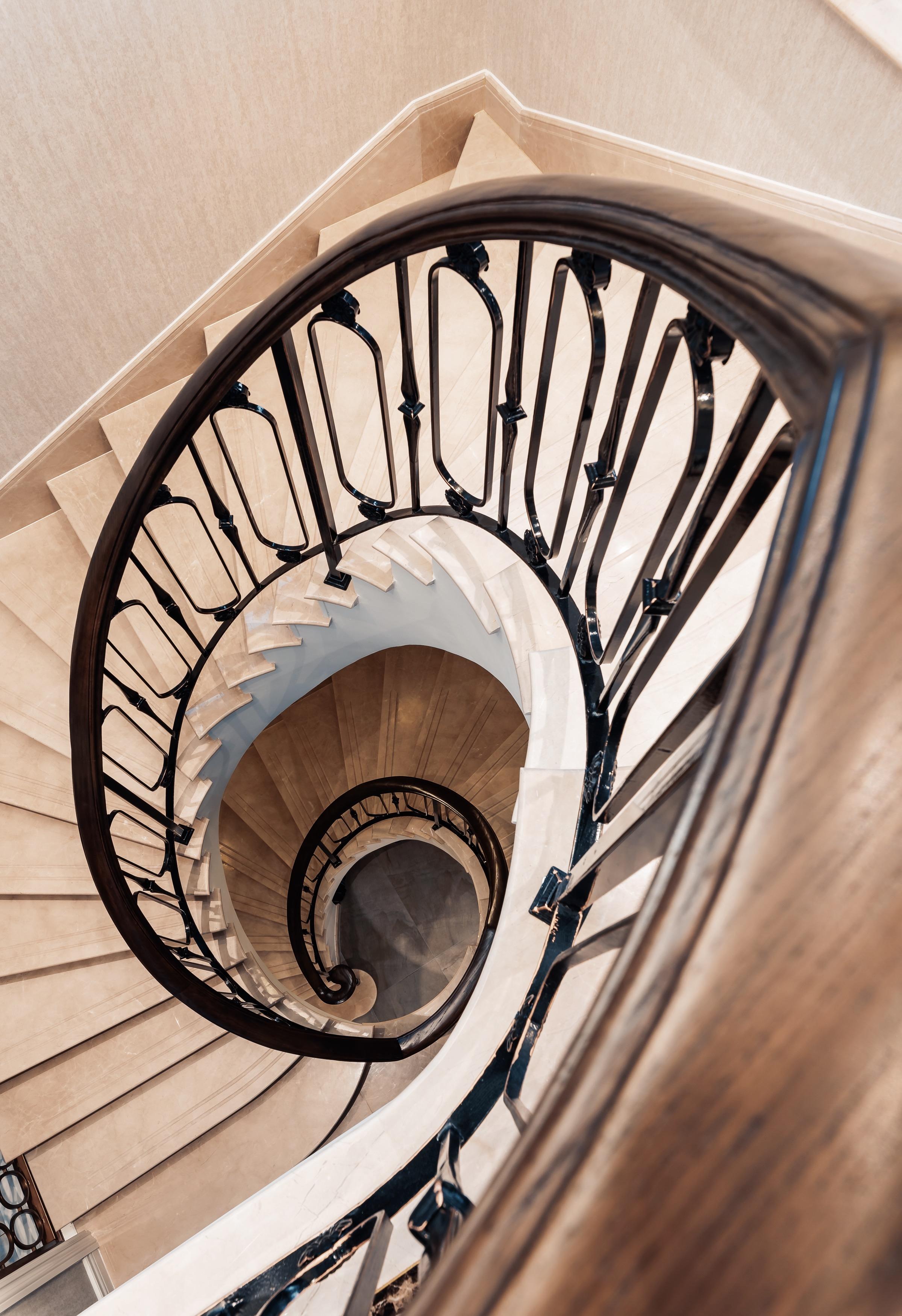 将原始直跑楼梯改为旋转楼梯,在考虑美观的同时增加楼梯舒适感.