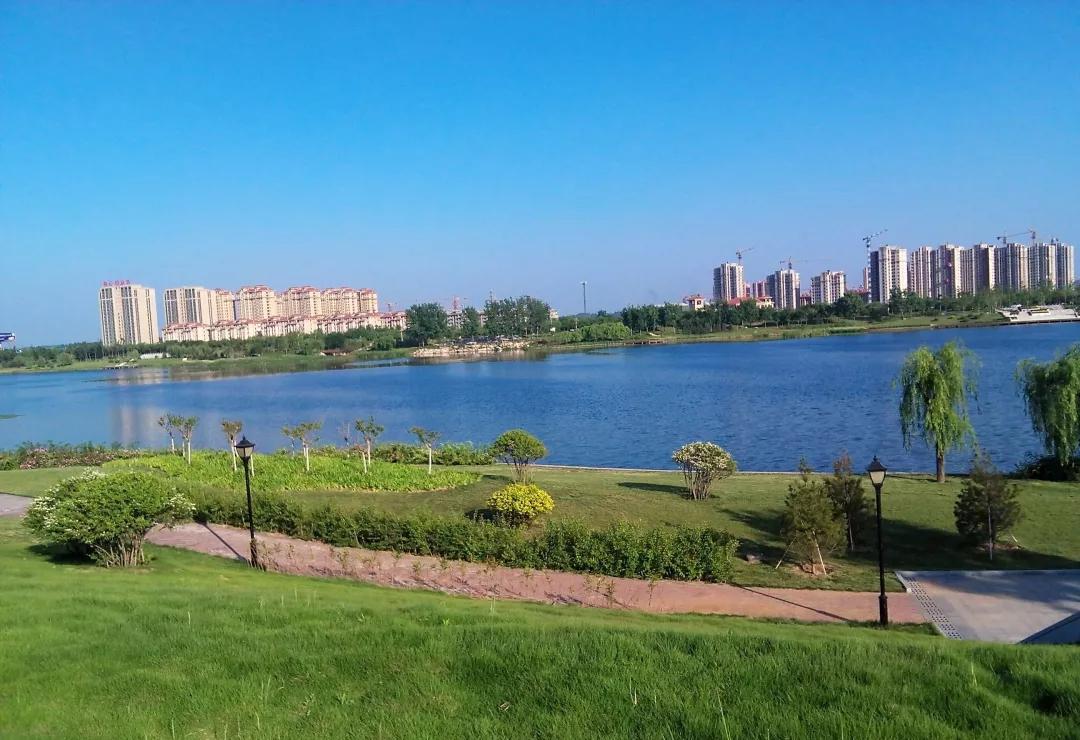 位于白沙洲青菱片区"书院世家"项目周边,西临青菱湖,东接规划市政路有