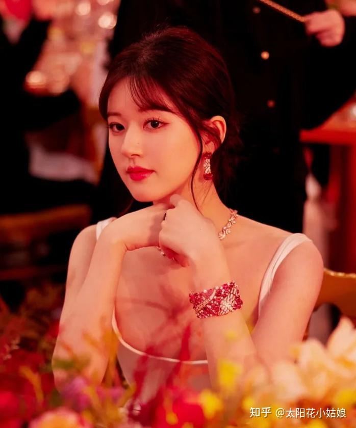 赵露思穿"露奶装"引争议?网友:半个胸都快兜不住了. - 知乎