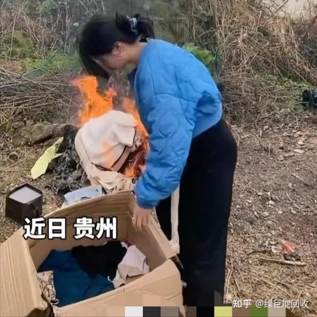 女孩儿烧掉自己的旧衣服祈福活人最好别这么做