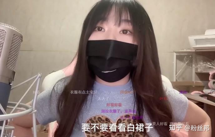 终究没能"躲"过去,一条小团团口罩掉落,连续两次露脸出镜