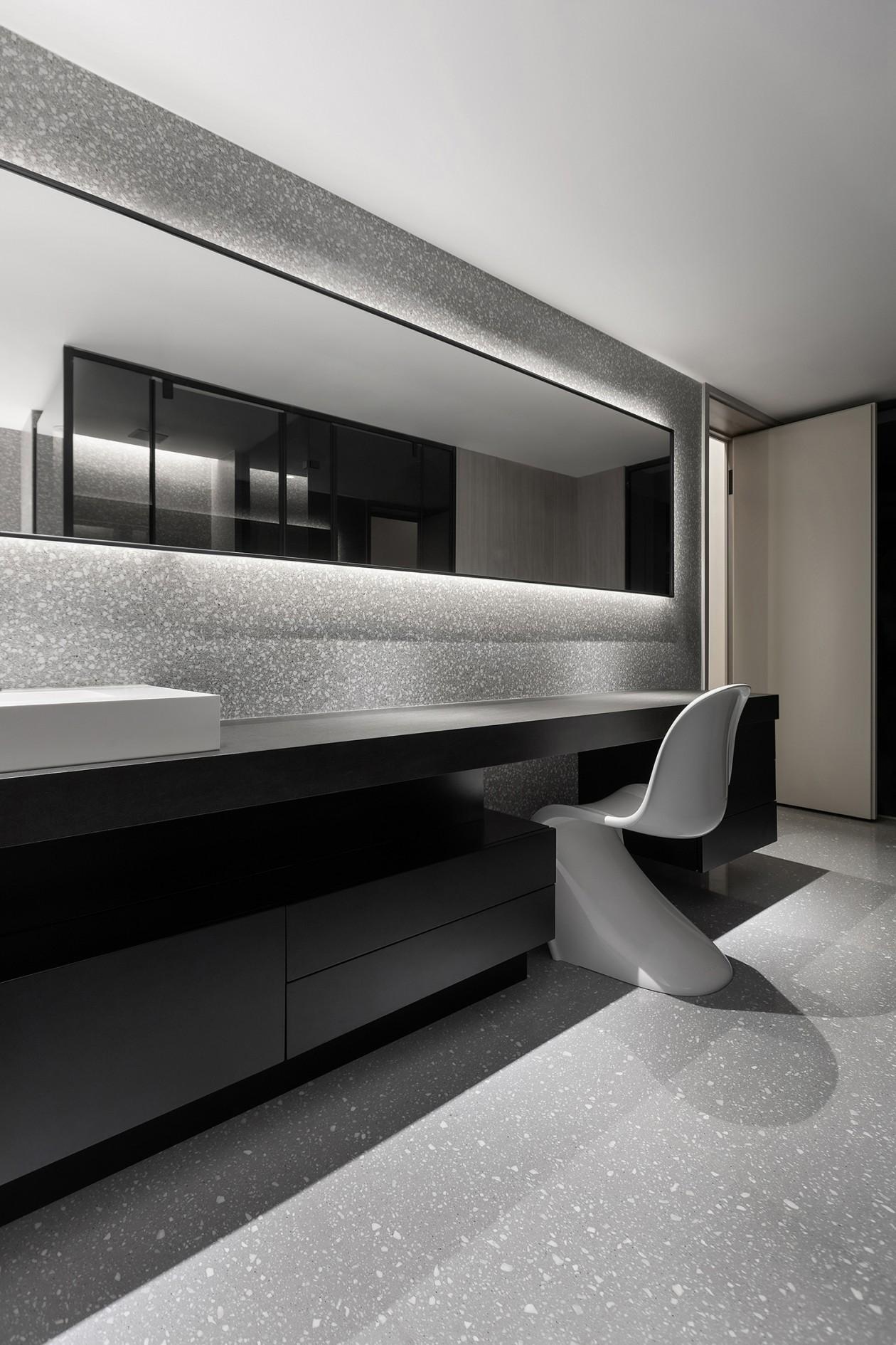 二层化妆间&洗手间无限延伸感的镜子让内卫空间感更加流畅,夺人眼球