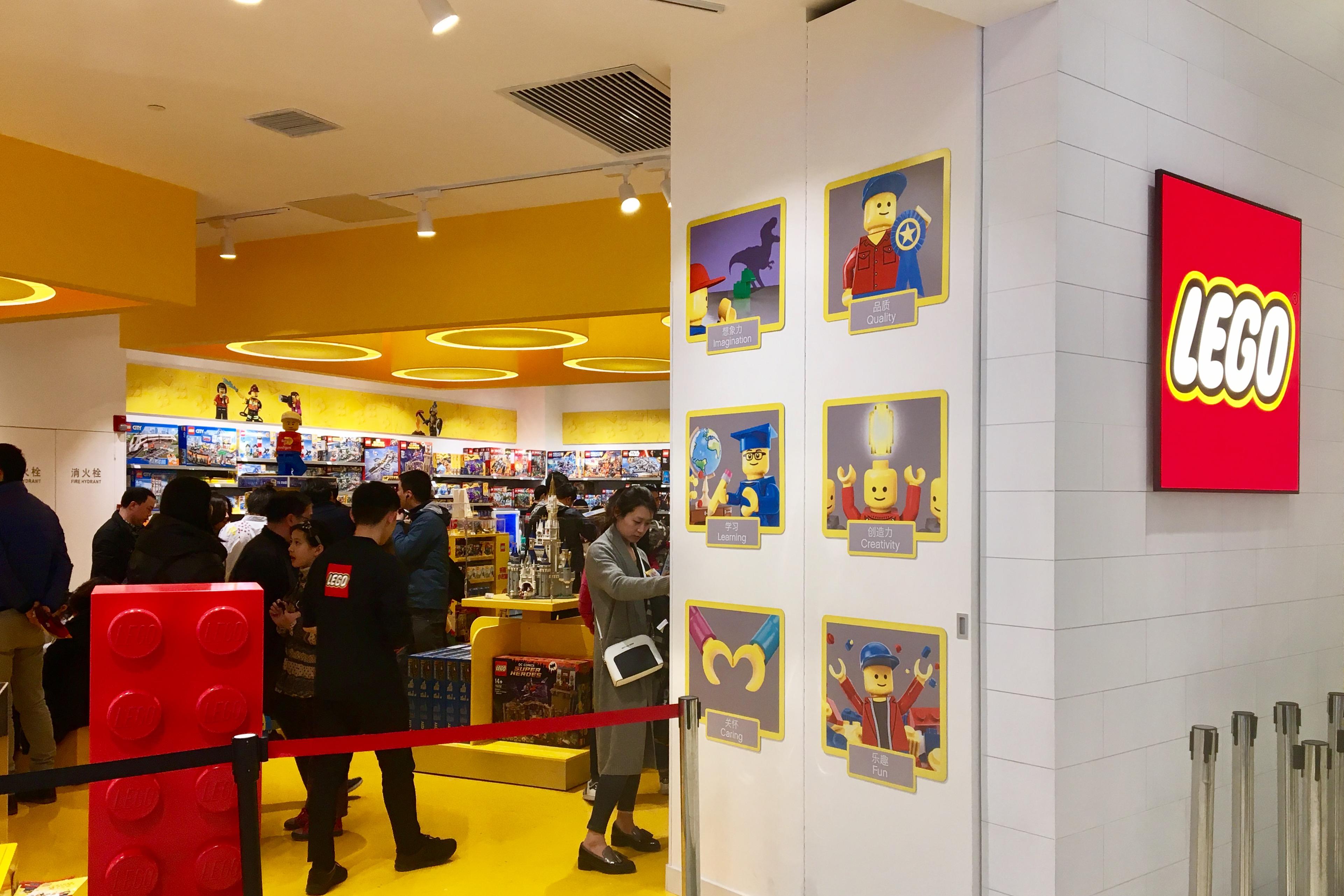 探班图报|大陆首家乐高授权专卖店@百联世纪
