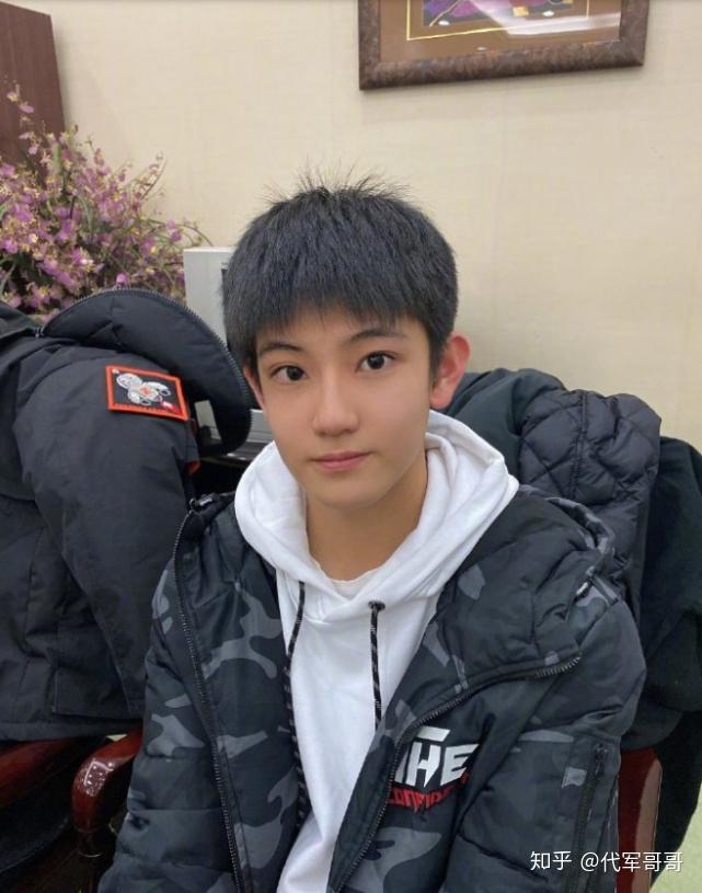 又一位16岁练习生丑闻曝光与多位女生网恋被公司开除前途尽毁