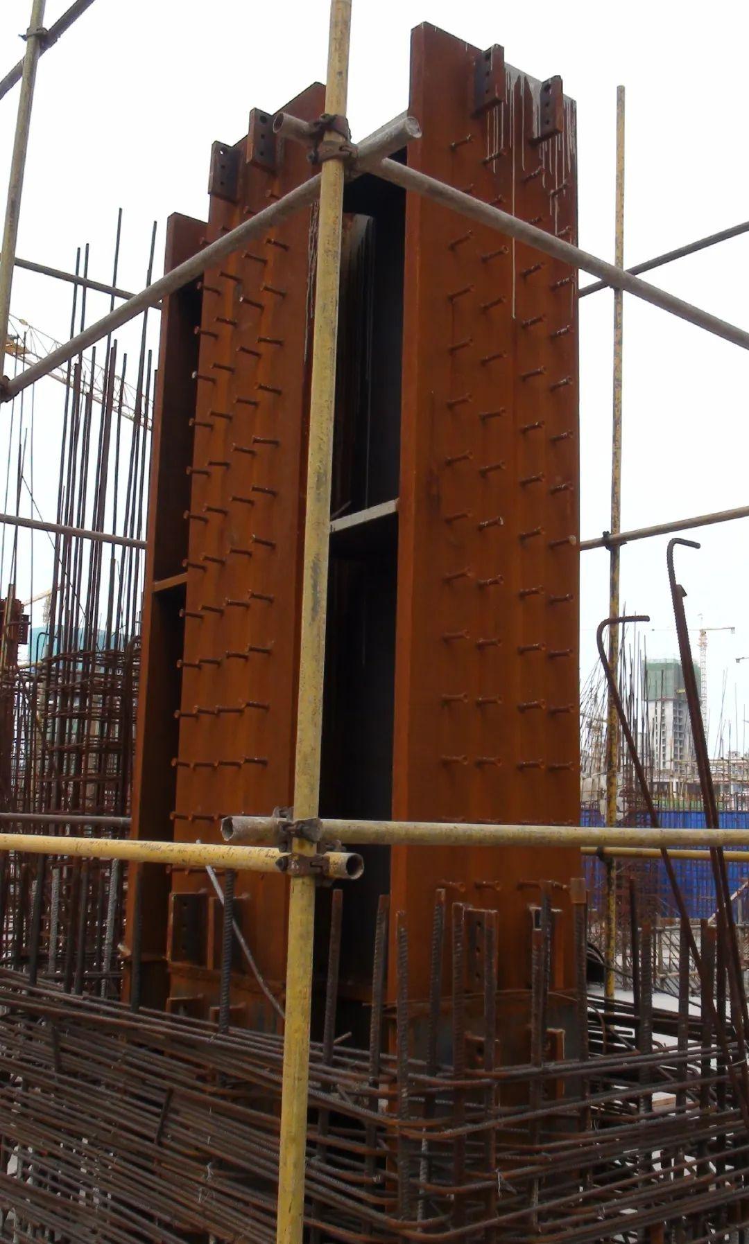该项目承载要求高,所以钢芯墙体和钢芯柱规格超大,传统方式不敢施工