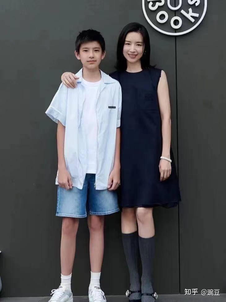 吴奇隆在台北为刘诗诗庆生,马路边剔牙超不雅,儿子正面首曝光妥妥最帅