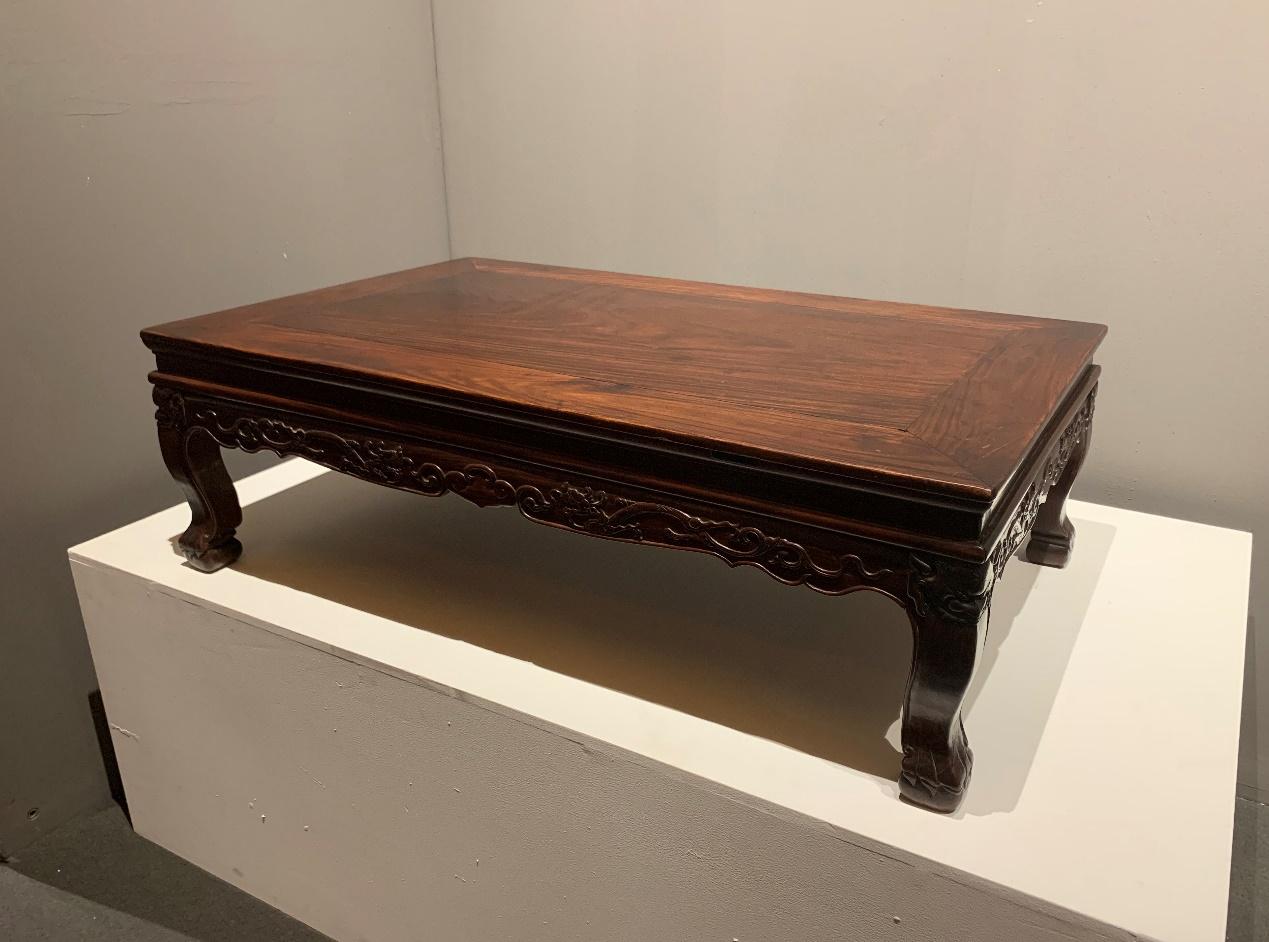 螭龙配兽面黄花梨齐牙条虎爪足炕桌