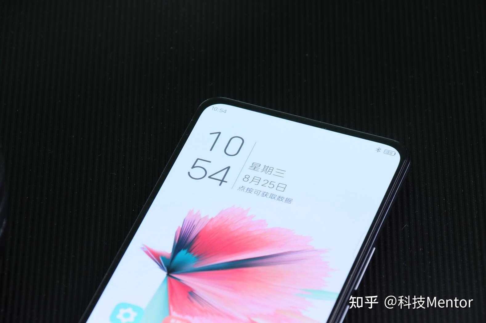 屏幕,因此这款手机的机身设计也随之增大,不过对于男生来说中兴 axon