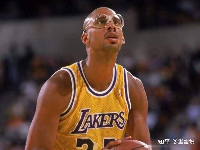 成名于密尔沃基的贾巴尔,在1975年加盟湖人之后,全程参与了整个80年代