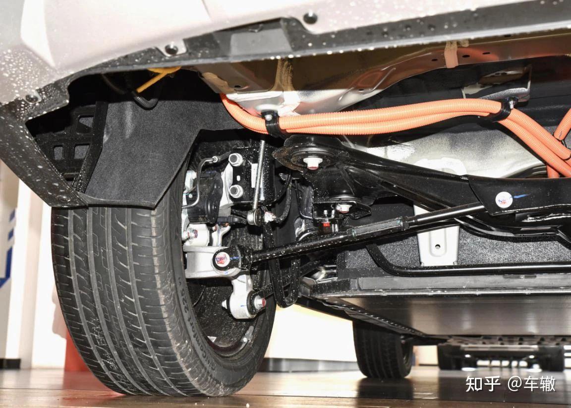 经过一段路面状况非常糟糕的水泥路面后让我对宋plus ev的悬架系统