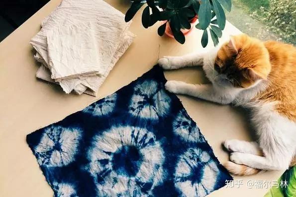 亦称植物染,采用天然植物,中药材,花卉,蔬菜,茶叶制成染料,为织物染色