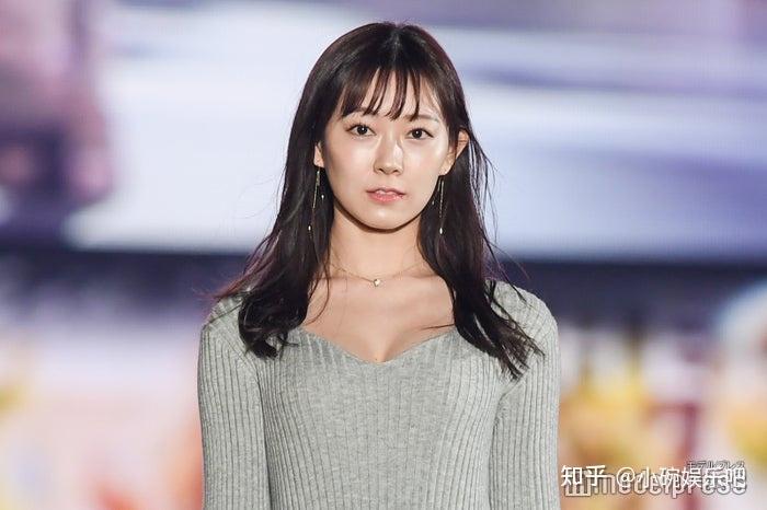 日本关西时装周,渡边美优纪,以风格突出的针织连衣裙搭配出席 - 知乎