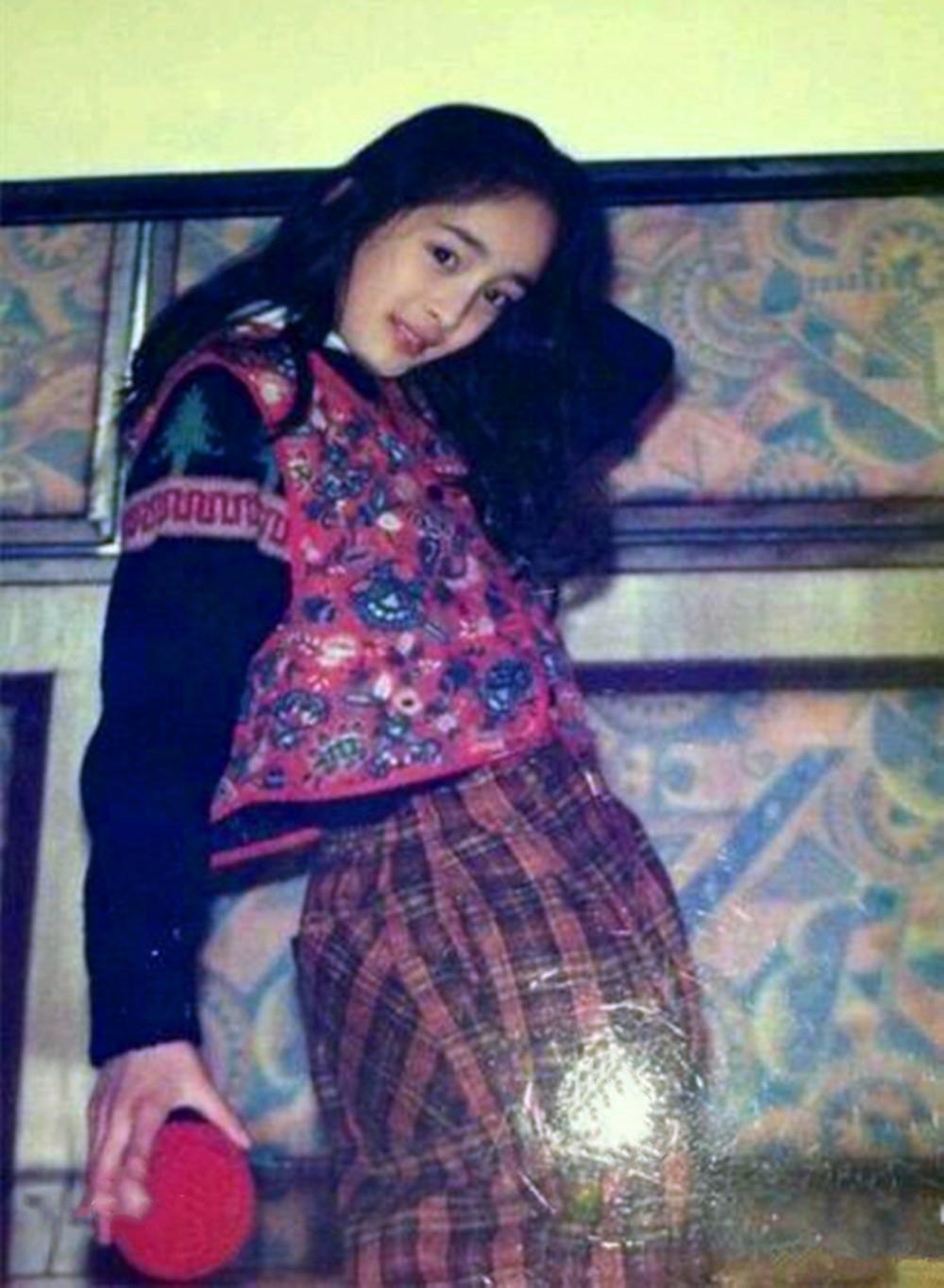 从豆蔻年华的青涩少女到性感熟女明星;杨幂的五张面孔