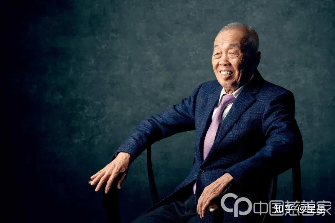 安踏创始人谈捐百亿钱放家里没用背后离钱越远才能挣钱