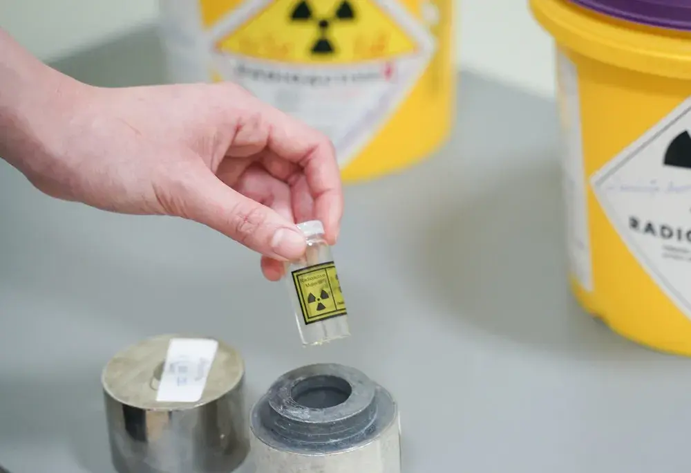 放射性核素分为两部分,一部分是影像检查用,另一部分是治疗用.